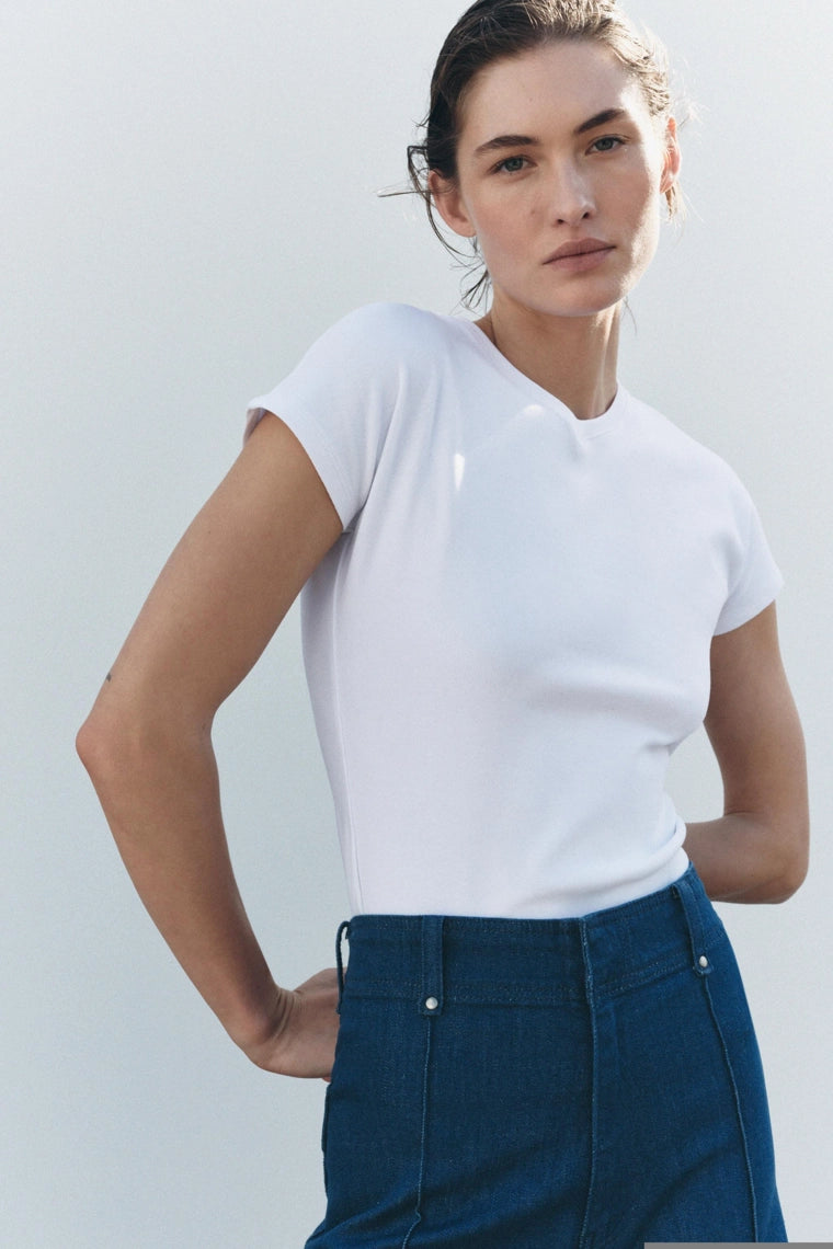 T-SHIRT DÉCOLLETÉ EN V