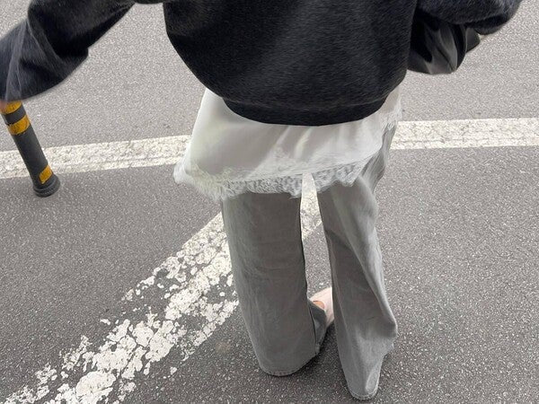 ROBE ASYMÉTRIQUE SATIN ET DENTELLE À BRETELLES