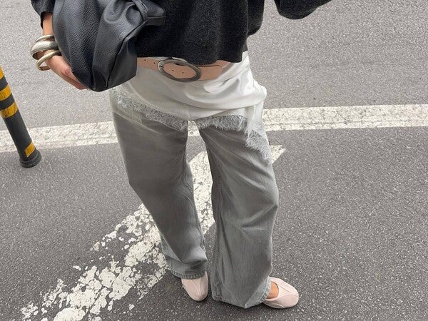 ROBE ASYMÉTRIQUE SATIN ET DENTELLE À BRETELLES