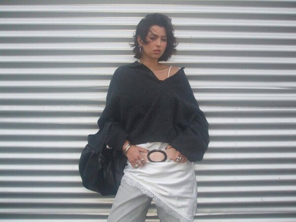 ROBE ASYMÉTRIQUE SATIN ET DENTELLE À BRETELLES