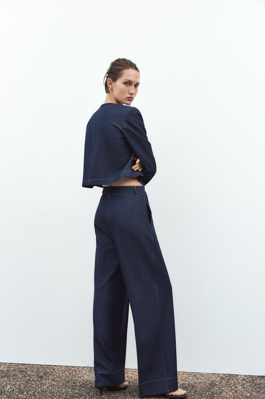 ENSEMBLE VESTE COURTE AVEC SURPIQÛRES EN CONTRASTE | PANTALON LARGE À SURPIQÛRES CONTRASTANTES