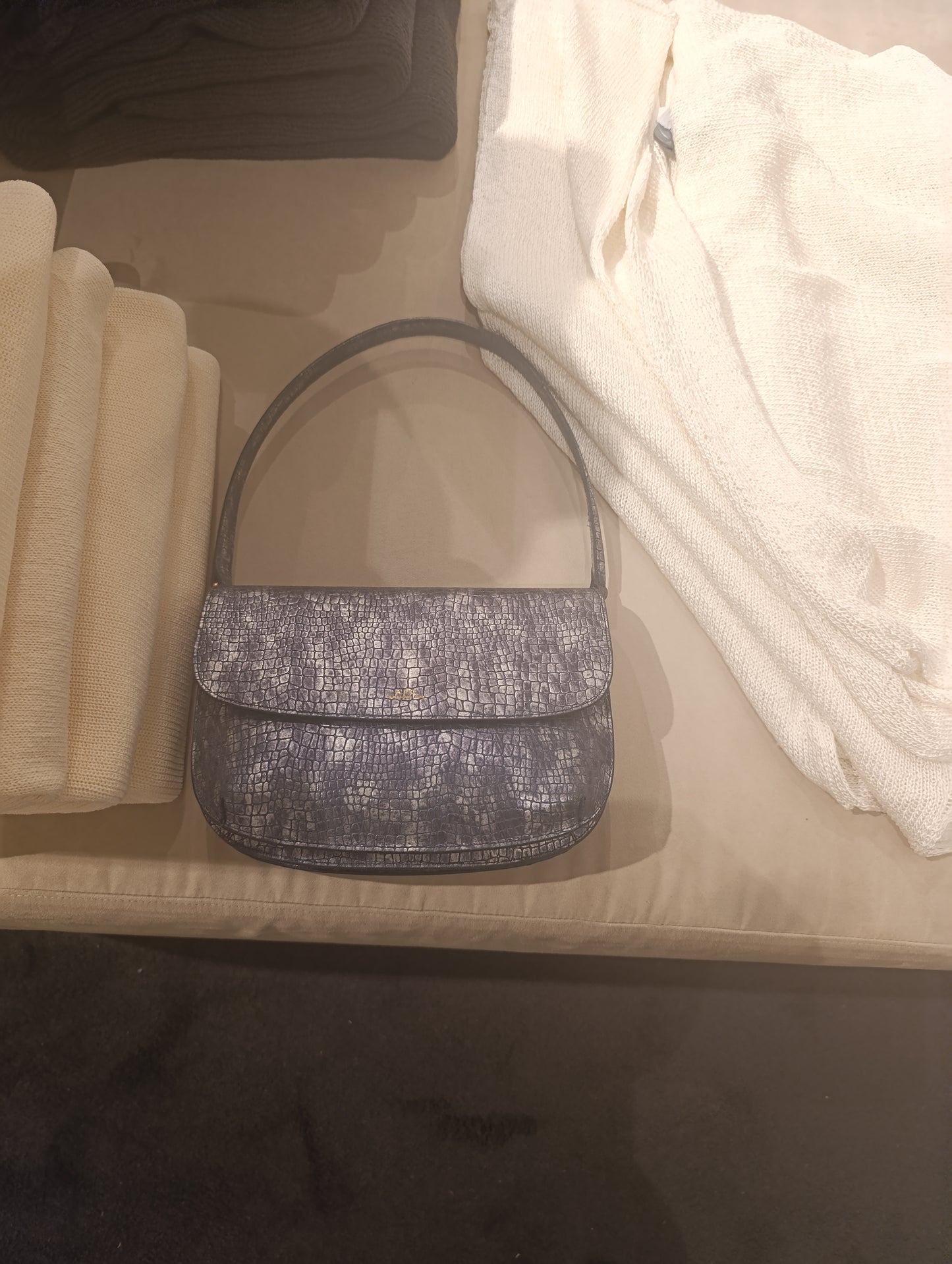 A.P.C. SAC À BANDOULIÈRE SARAH CROCO BLEU