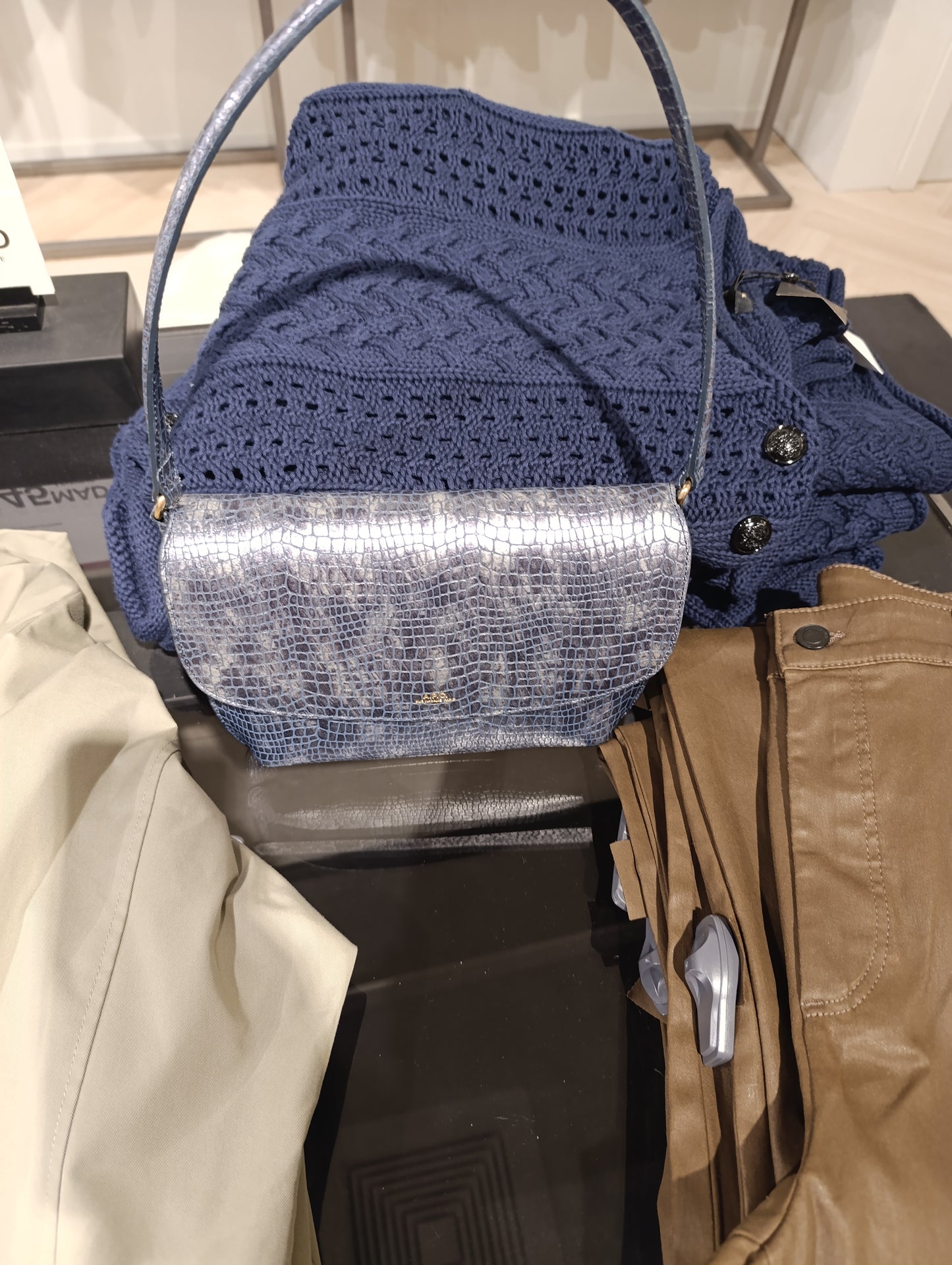 A.P.C. SAC À BANDOULIÈRE SARAH CROCO BLEU