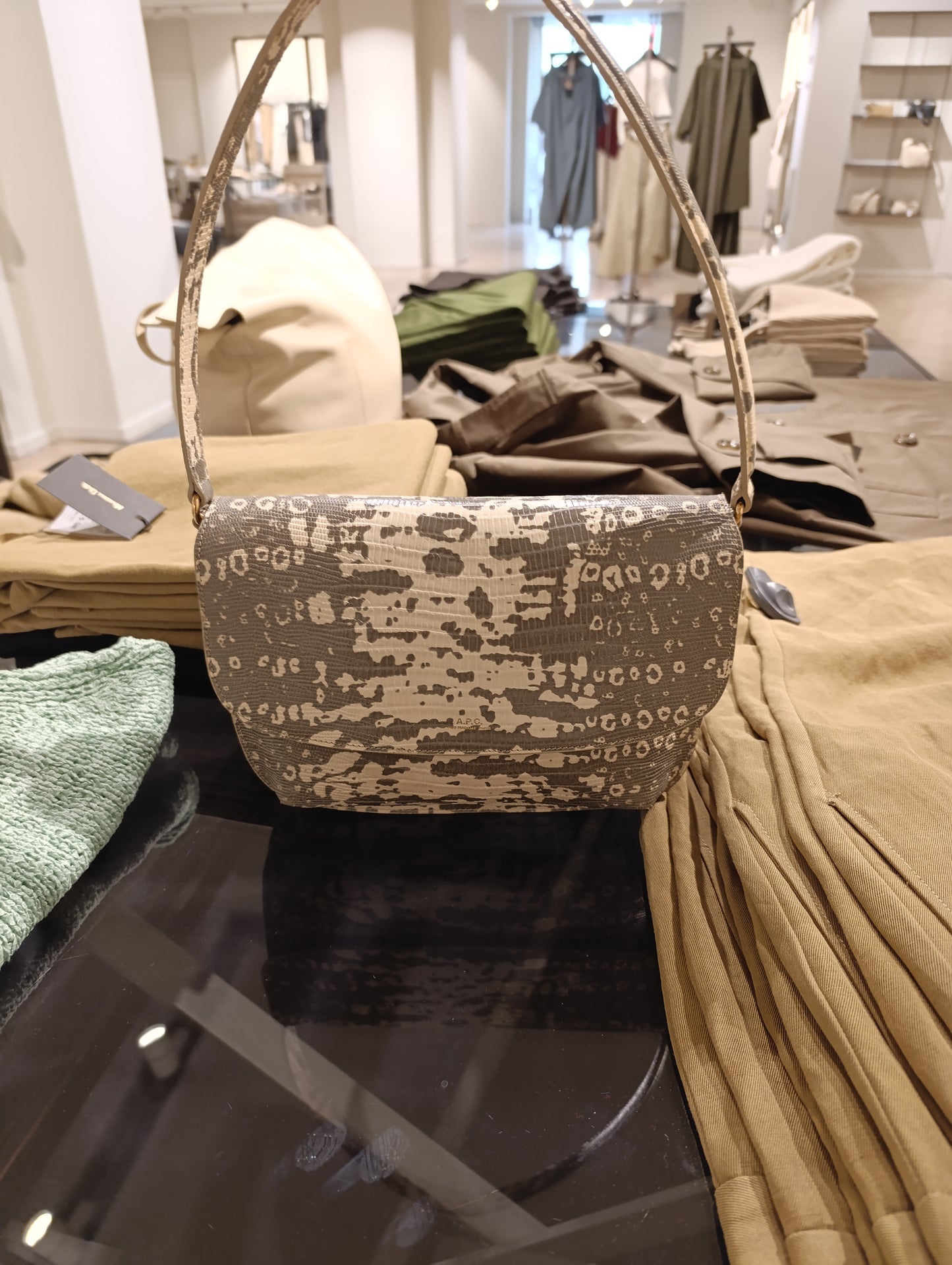 A.P.C. SAC À BANDOULIÈRE SARAH CROCO GRIS