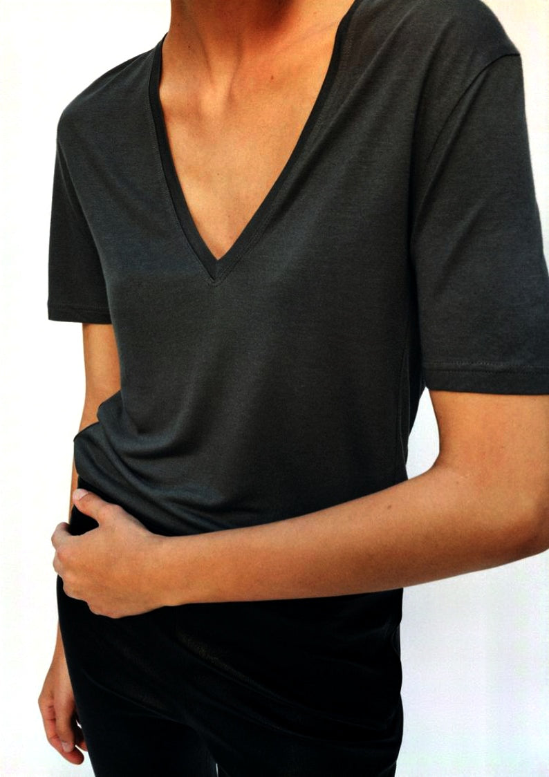T-SHIRT FLUIDE COL EN V