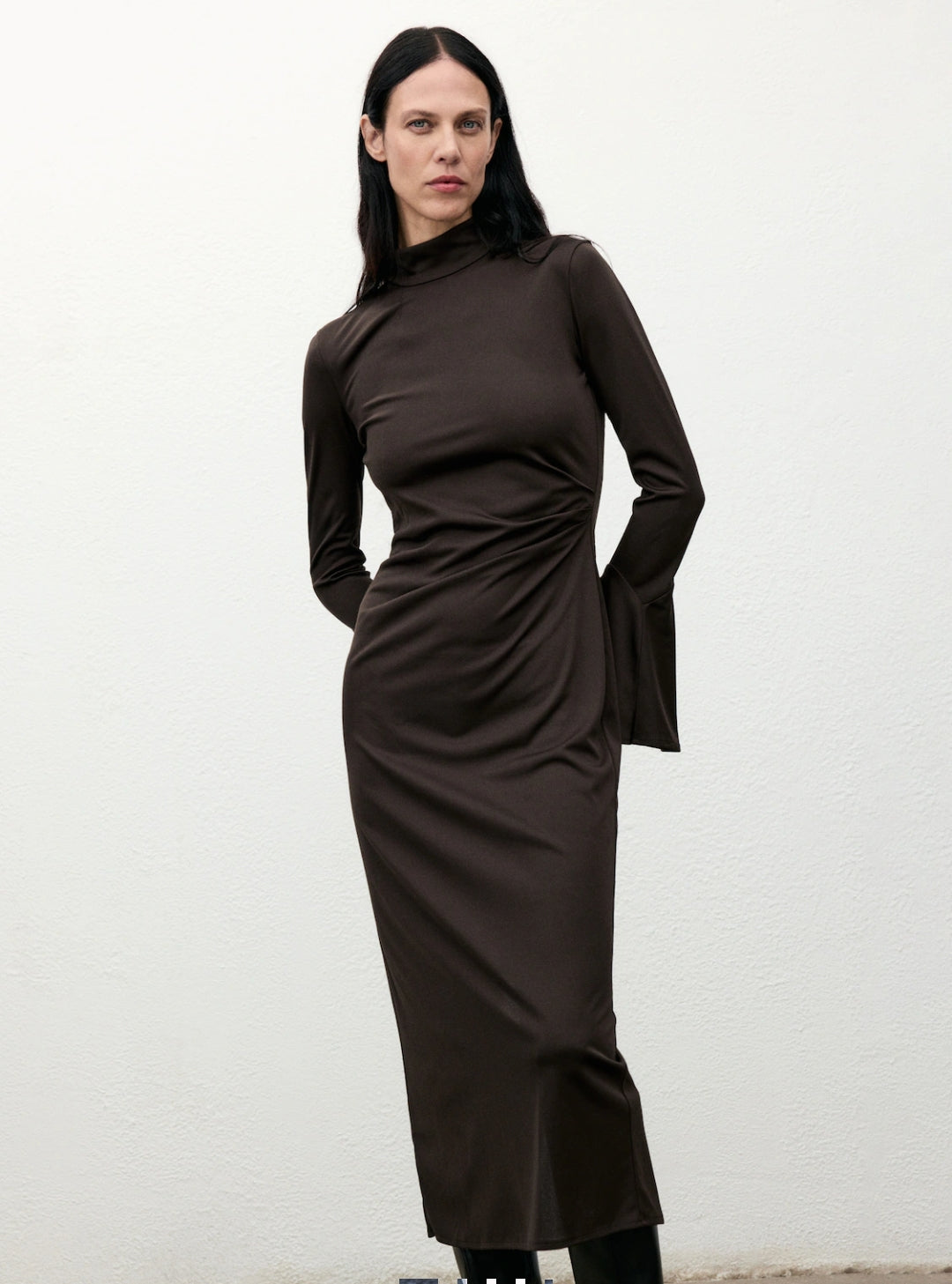 ROBE CINTRÉE AVEC MANCHES ÉVASÉES