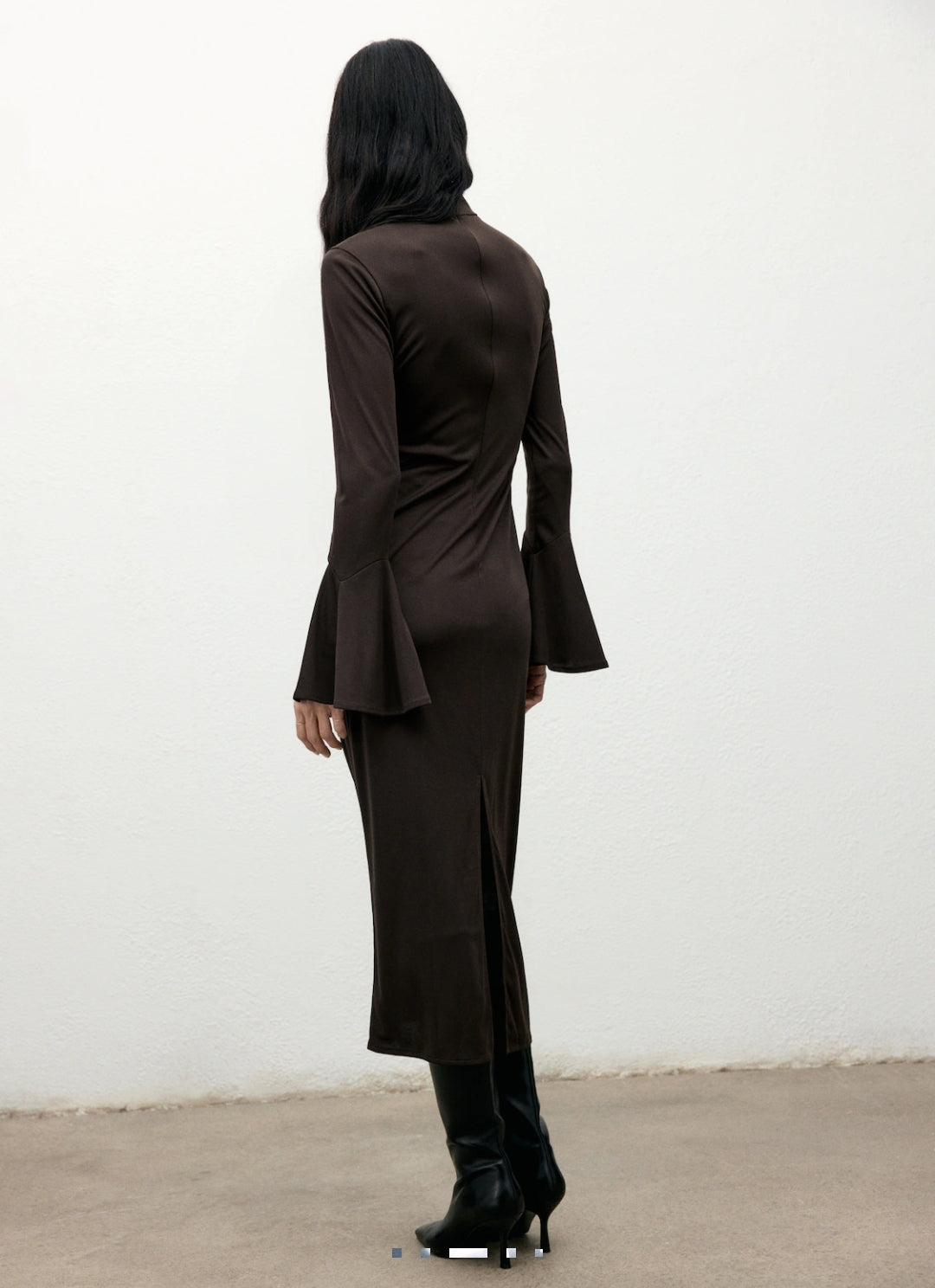 ROBE CINTRÉE AVEC MANCHES ÉVASÉES