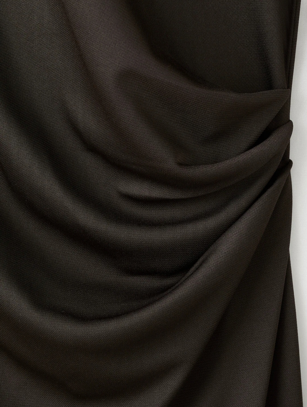 ROBE CINTRÉE AVEC MANCHES ÉVASÉES