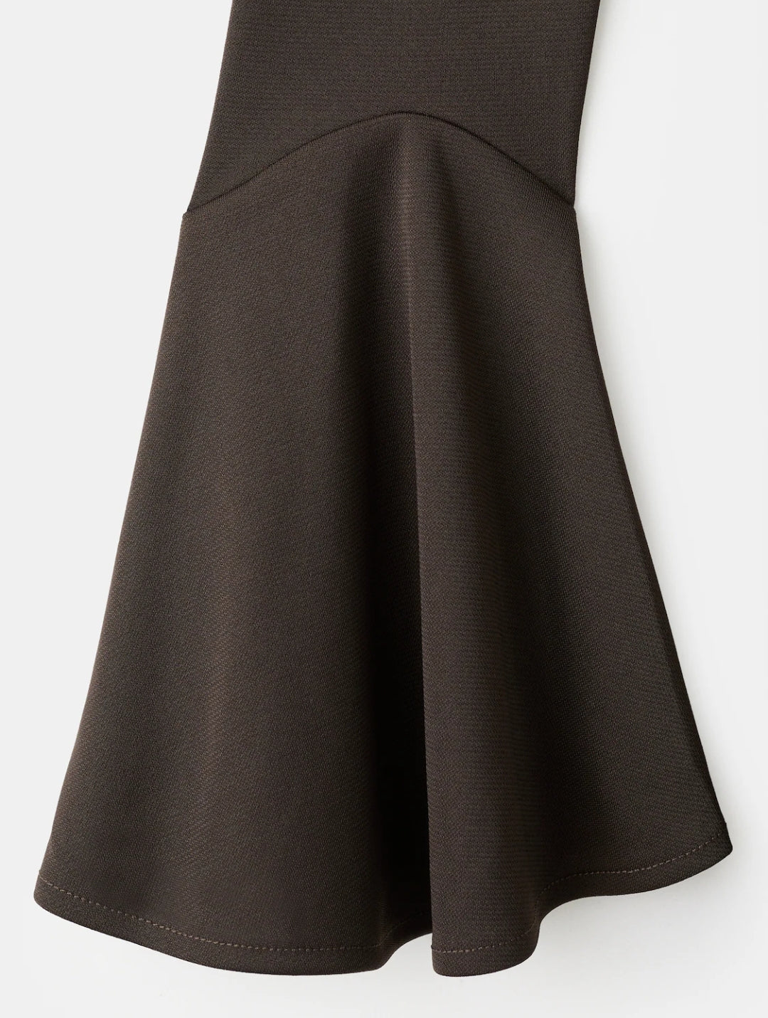 ROBE CINTRÉE AVEC MANCHES ÉVASÉES
