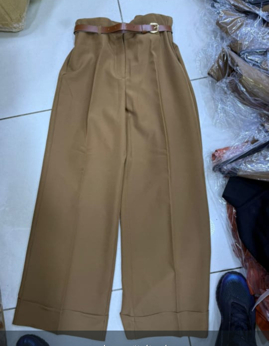 PANTALON AVEC REVERS ET CEINTURE TABAC