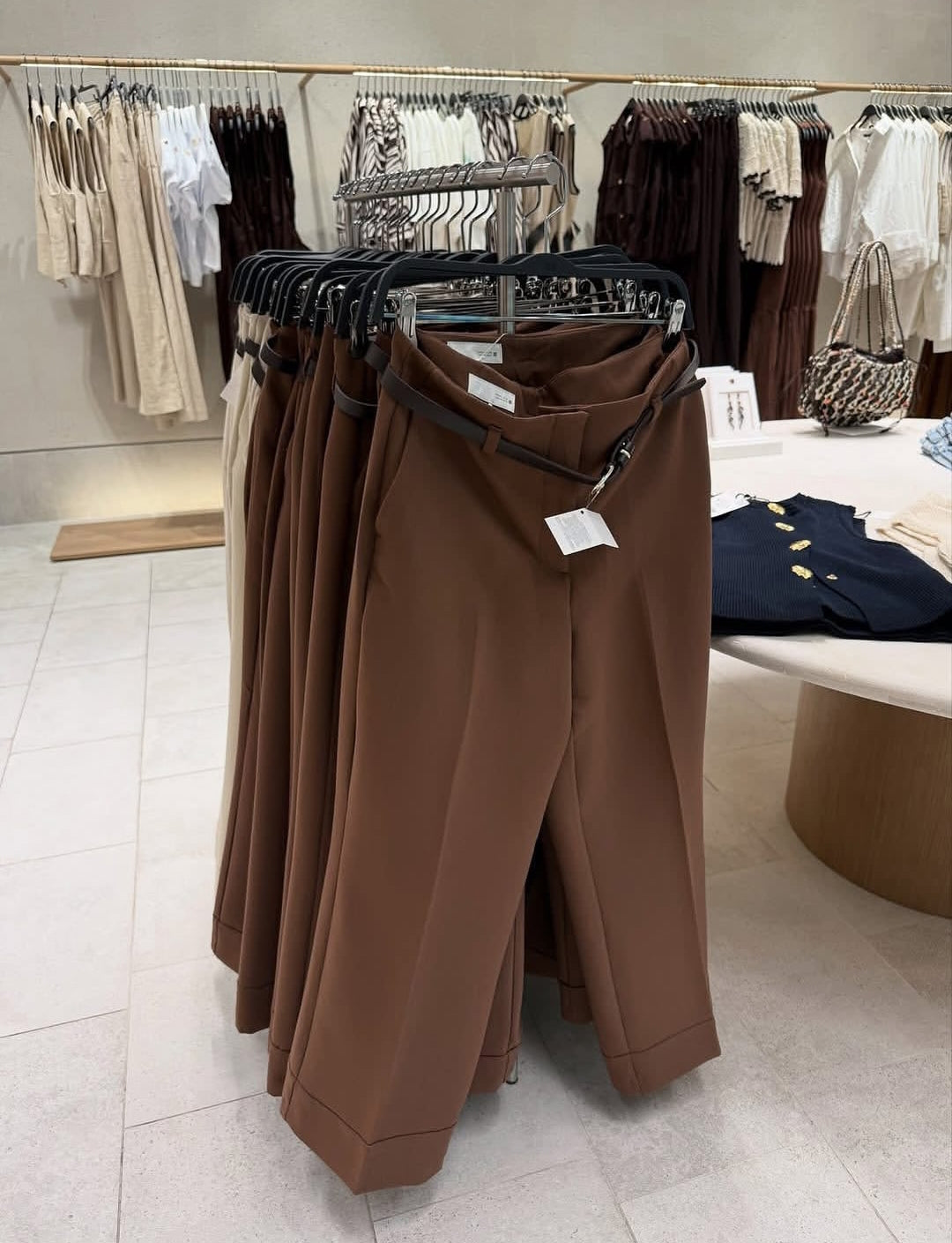 PANTALON AVEC REVERS ET CEINTURE TABAC