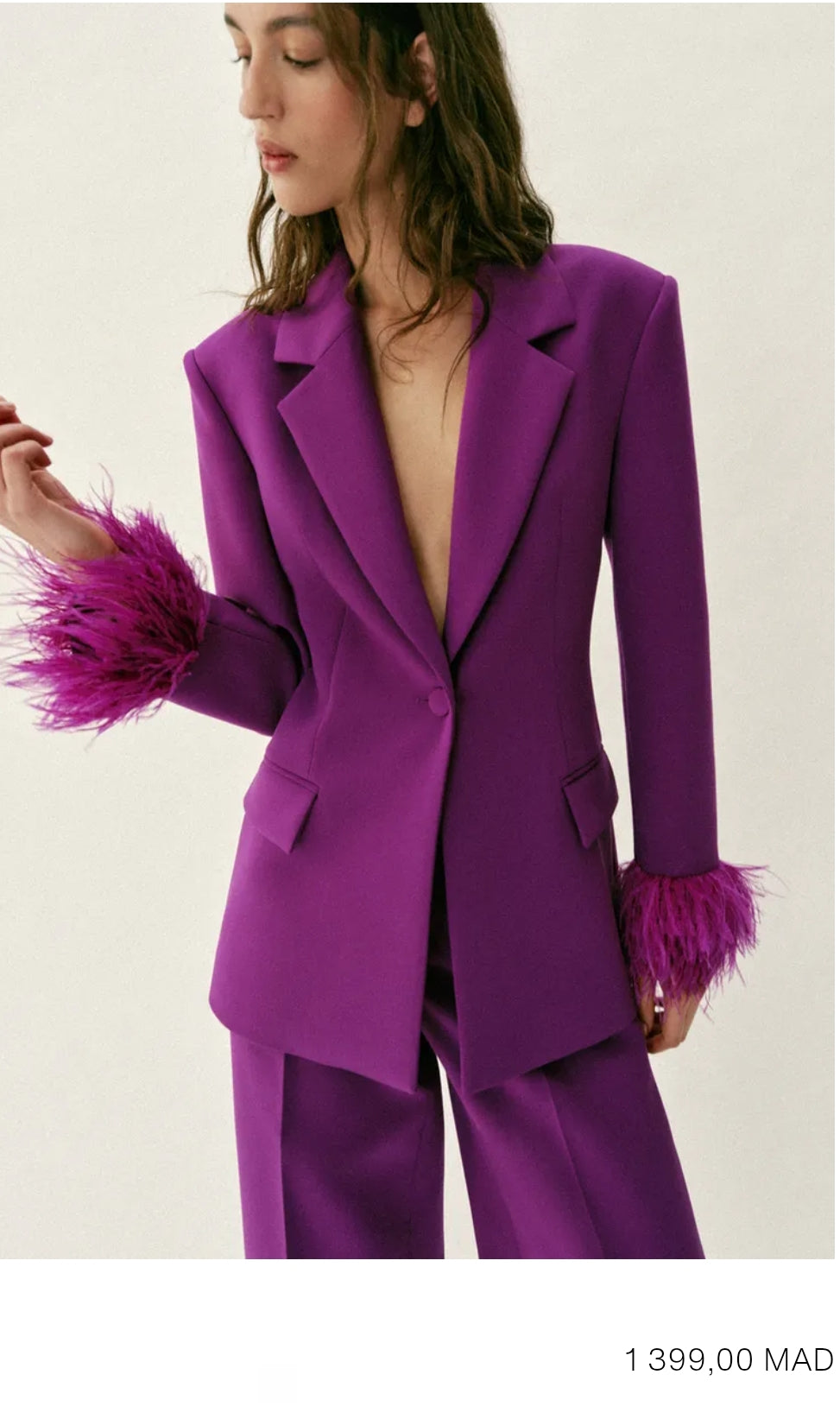 VESTE À ÉPAULETTES ET MANCHETTES EN PLUMES