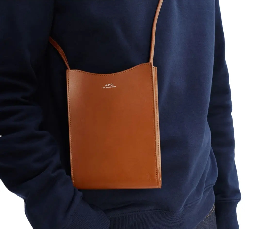 A.P.C. POCHETTE TOUR DE COU EN CUIR LISSE JAMIE
