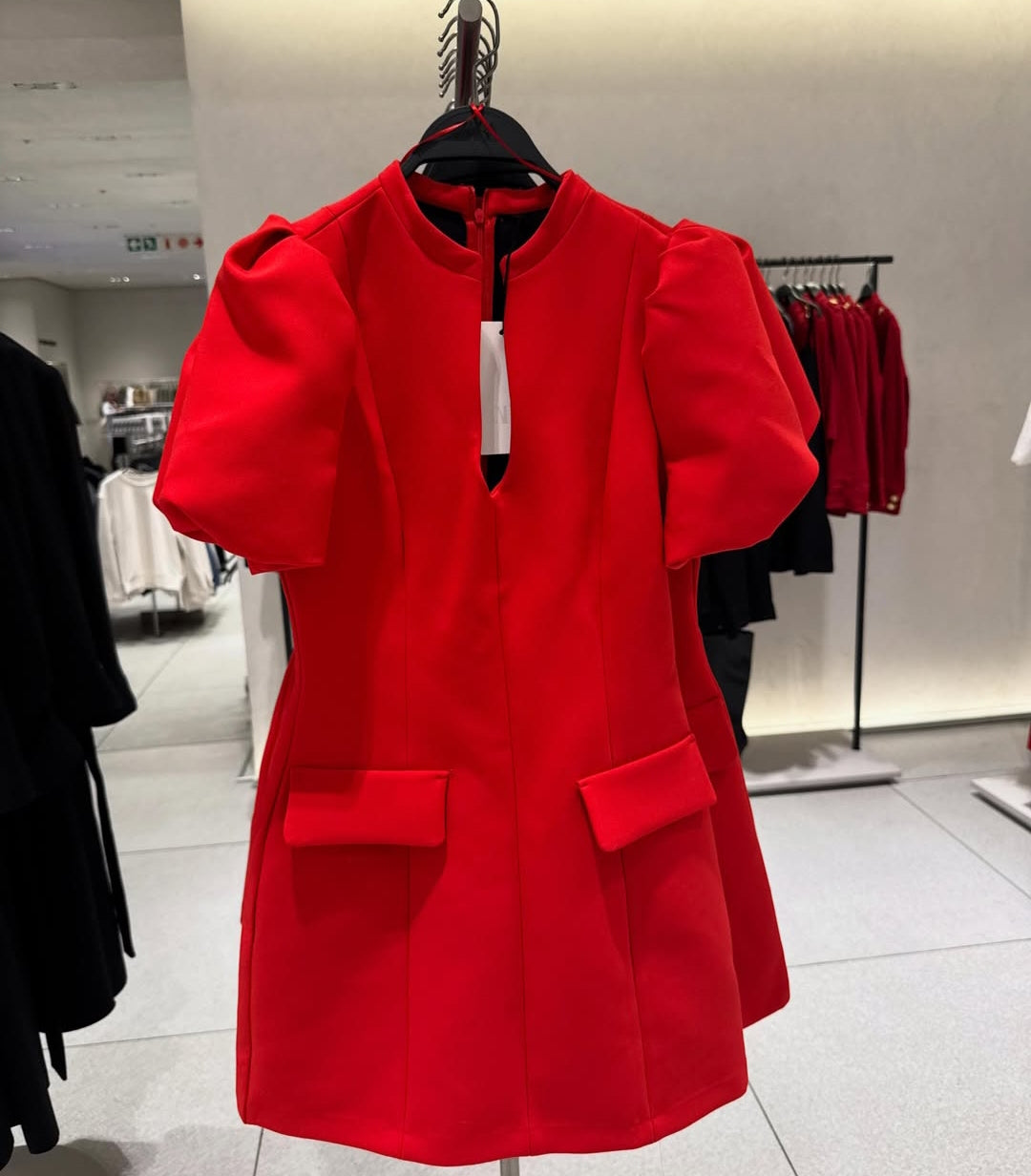 ROBE COURTE À MANCHES BOUFFANTES
