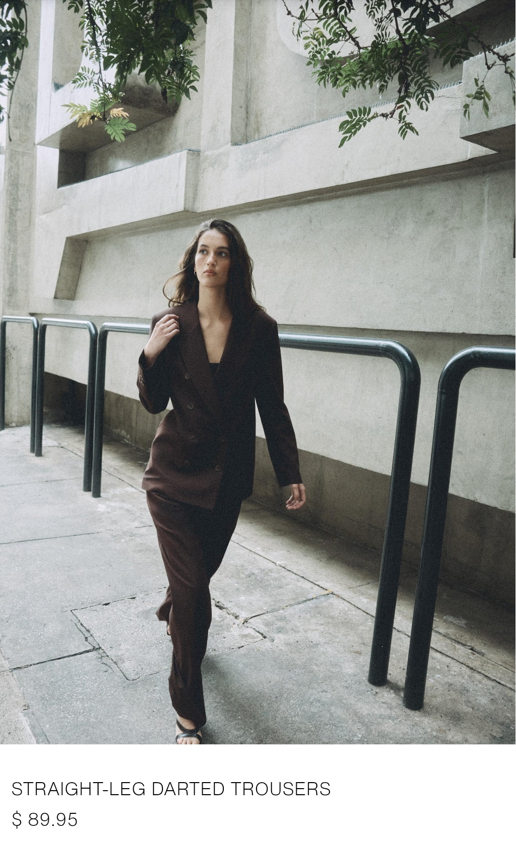 ENSEMBLE VESTE À BOUTONNAGE CROISÉ AVEC ÉPAULETTES | PANTALON À JAMBES DROITES ET PINCES DÉGRIFFÉS