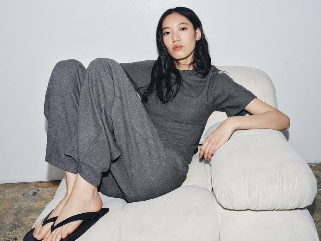 ENSEMBLE TOP DOUX AJUSTÉ À MANCHES COURTES | PANTALON LARGE SOFT