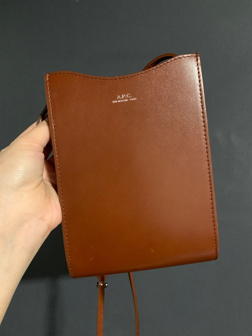 A.P.C. POCHETTE TOUR DE COU EN CUIR LISSE JAMIE
