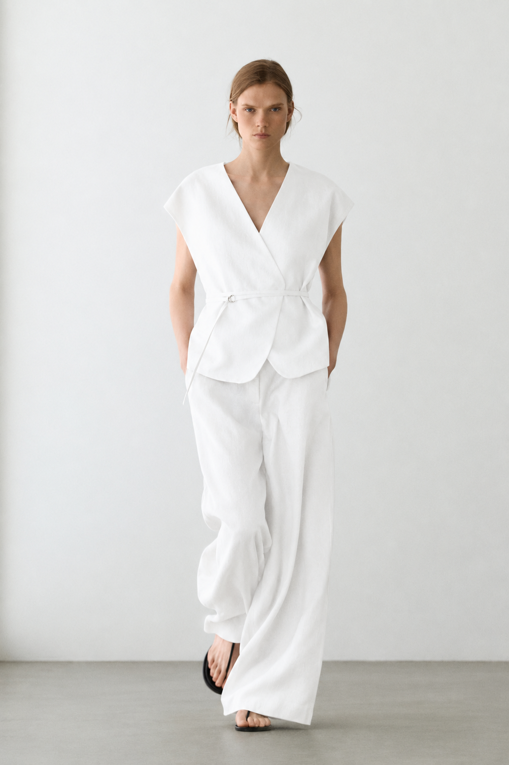 ENSEMBLE VESTE SANS MANCHES CROISÉE À NOUER | PANTALON FLUIDE 100% LIN