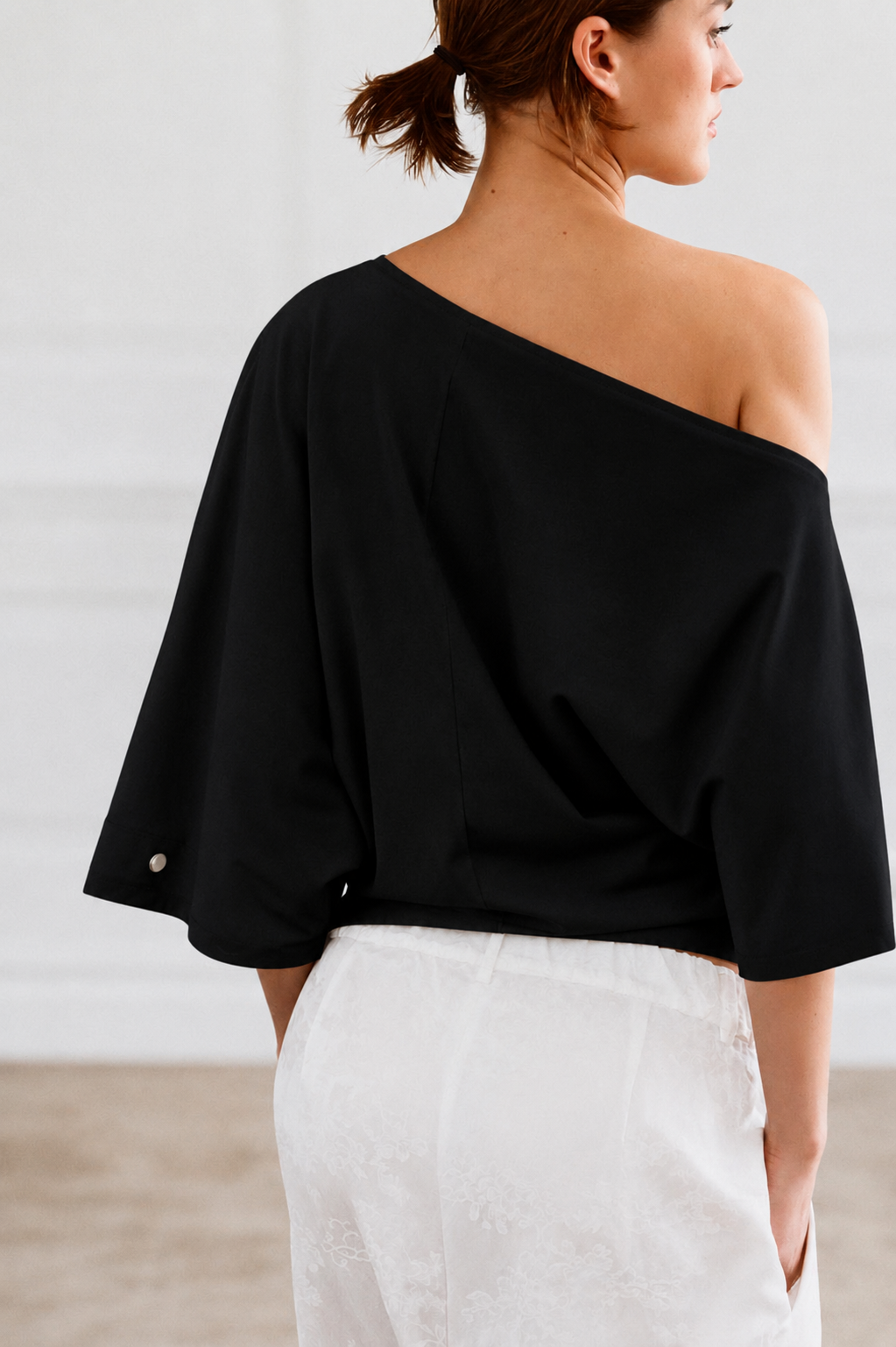 T-SHIRT ASYMÉTRIQUE À BOUTONS