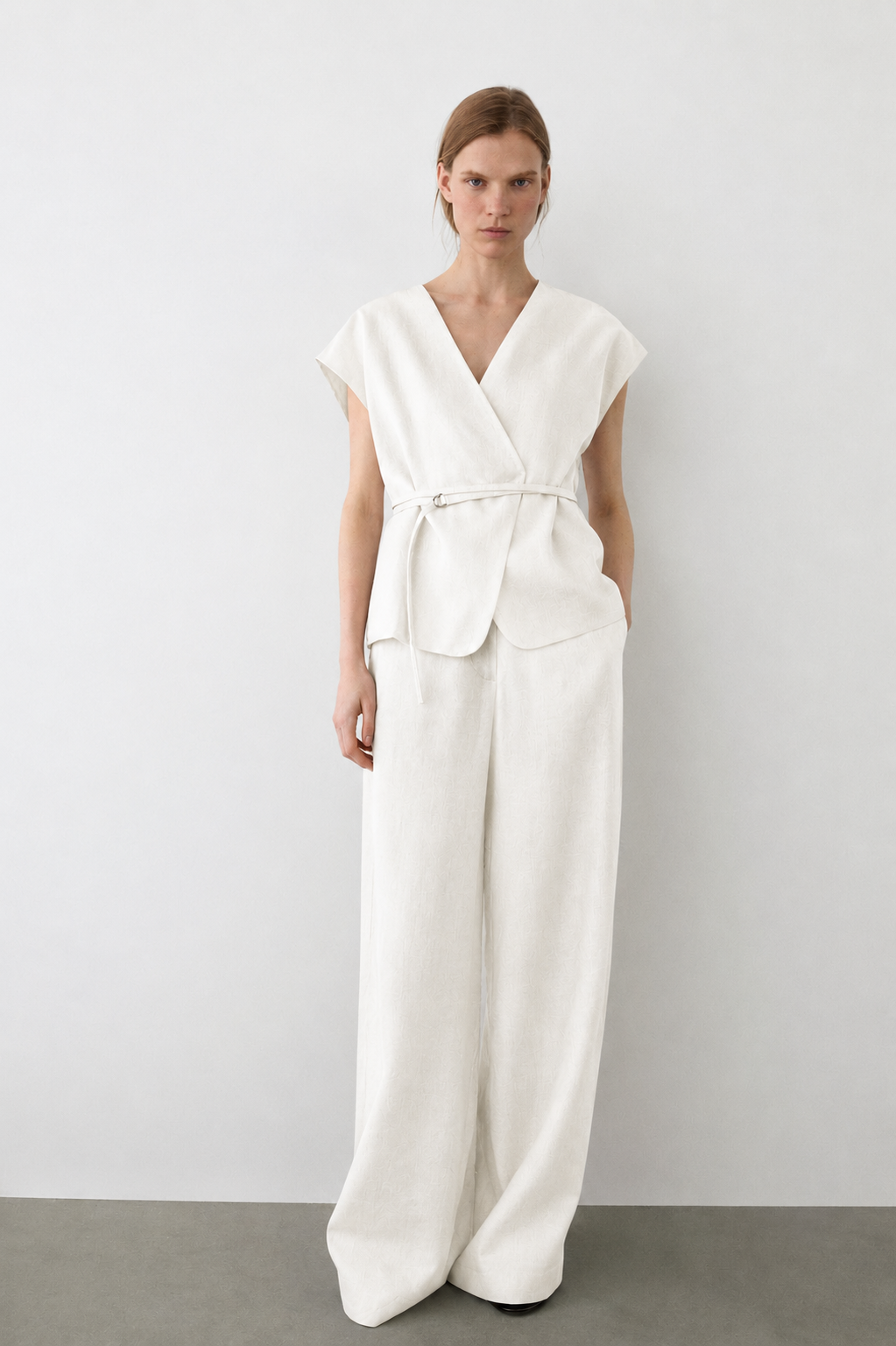 ENSEMBLE VESTE SANS MANCHES CROISÉE À NOUER | PANTALON FLUIDE 100% LIN