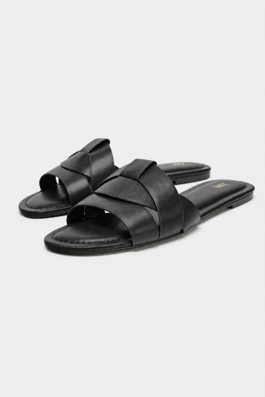 SANDALES PLATES EN CUIR CROISÉES
