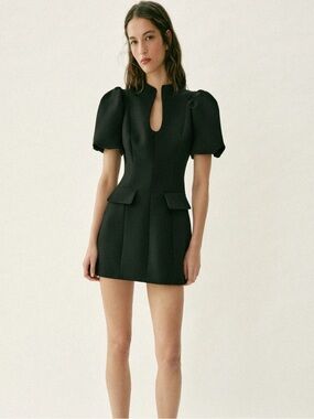ROBE COURTE À MANCHES BOUFFANTES