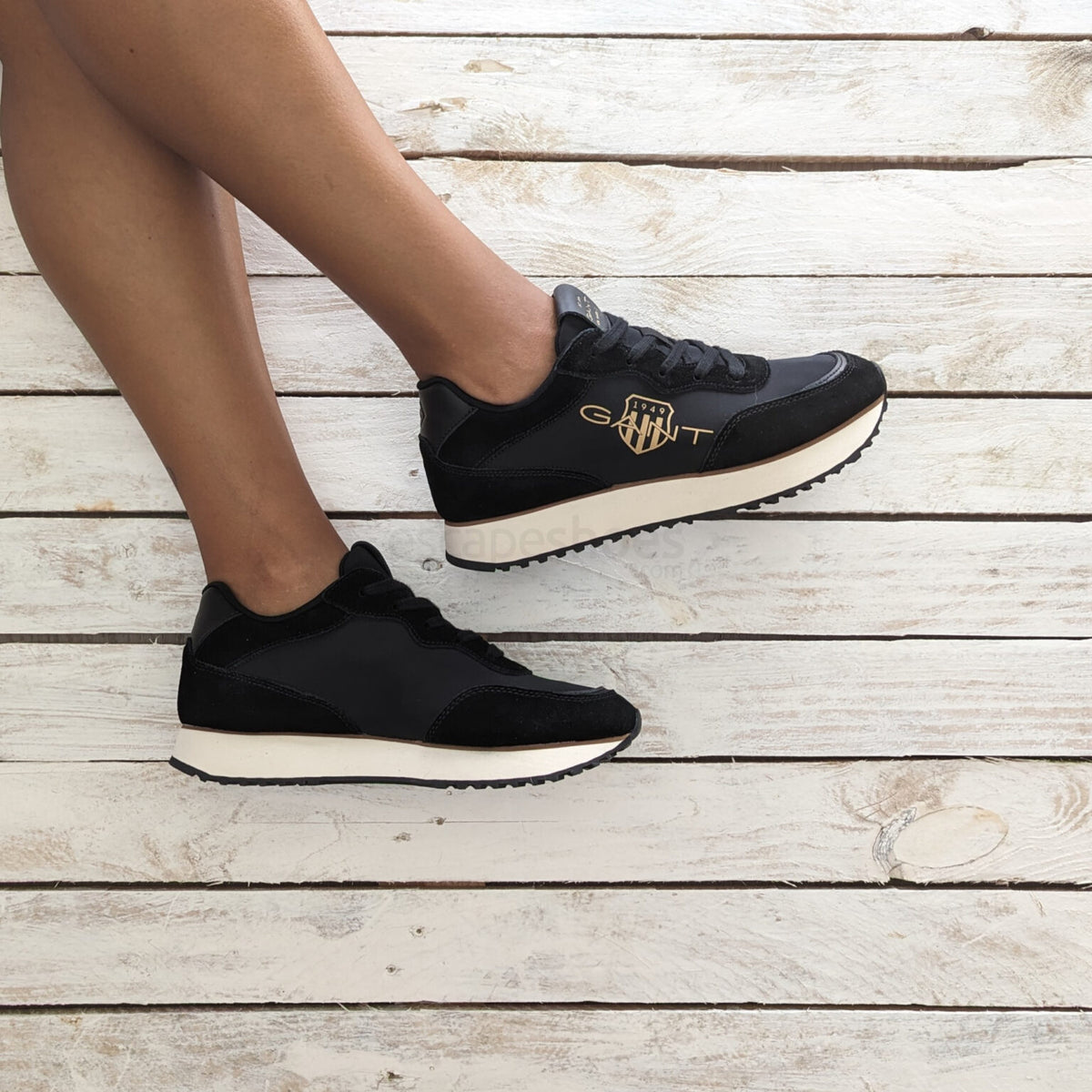 BASKETS EN CUIR